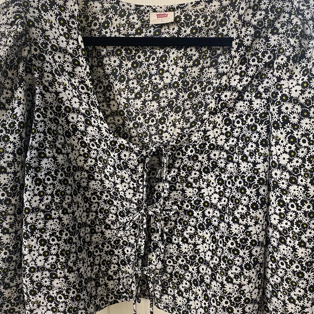 Levi's Black and White Floral Puff Long Sleeve Front Tie Blouse Size XL - Picture 15 of 16